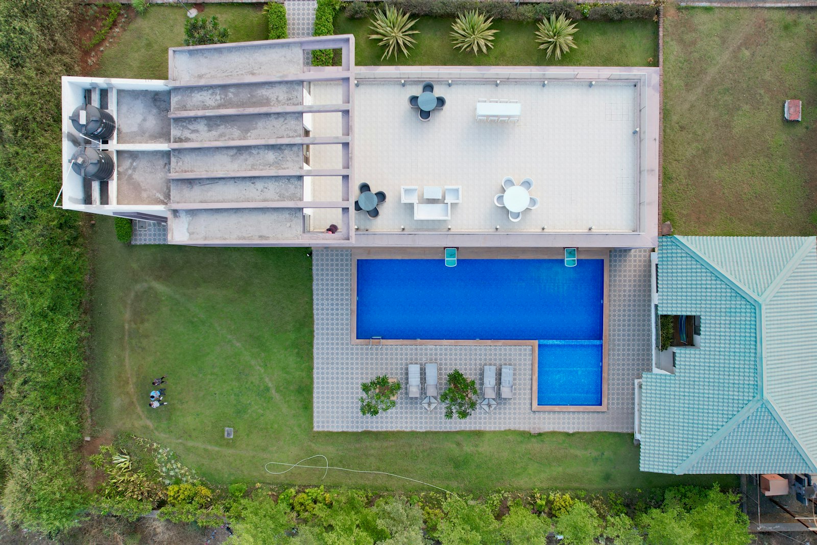 Vista aérea de una casa con piscina