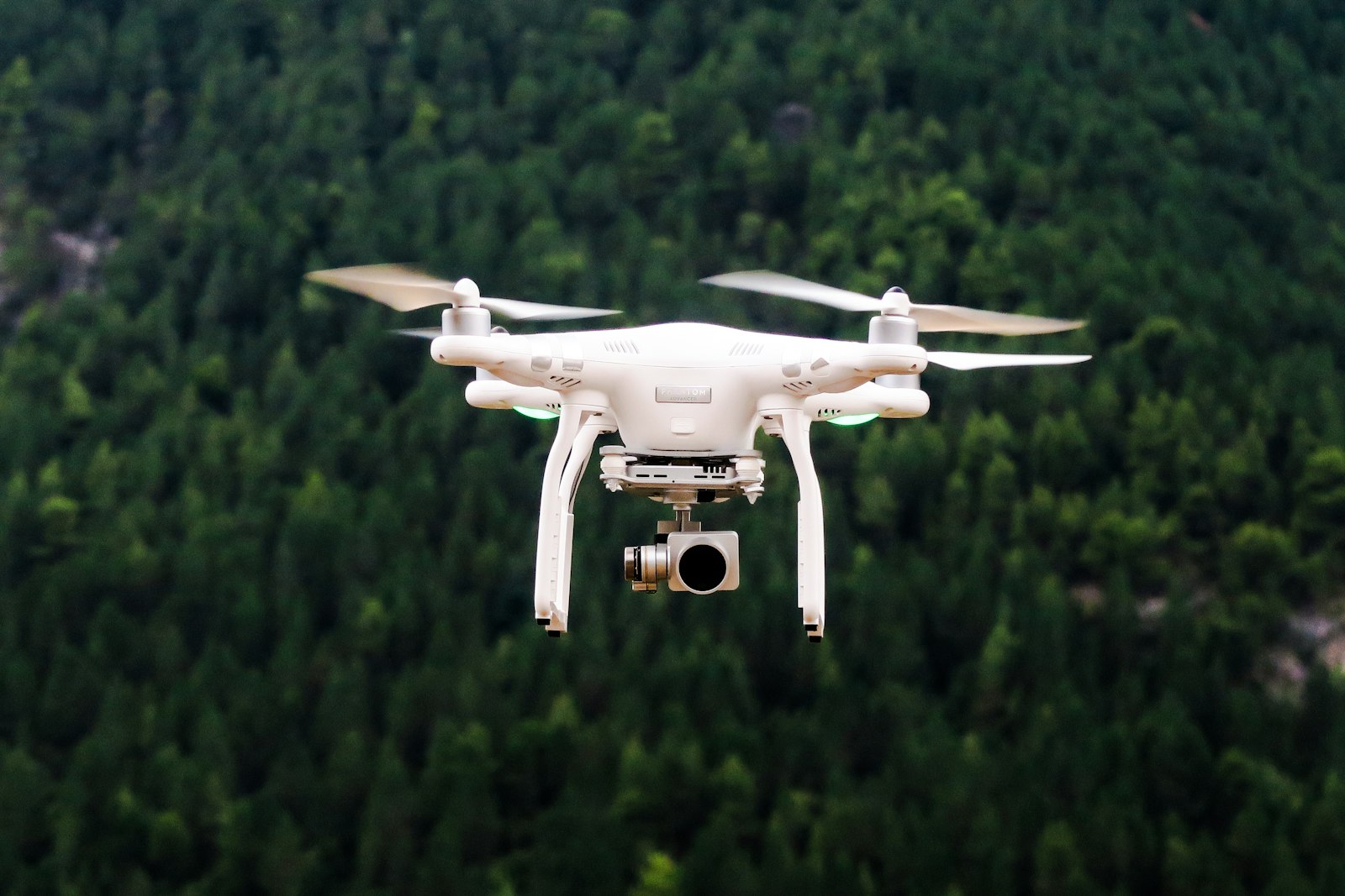 Dron volando sobre un bosque