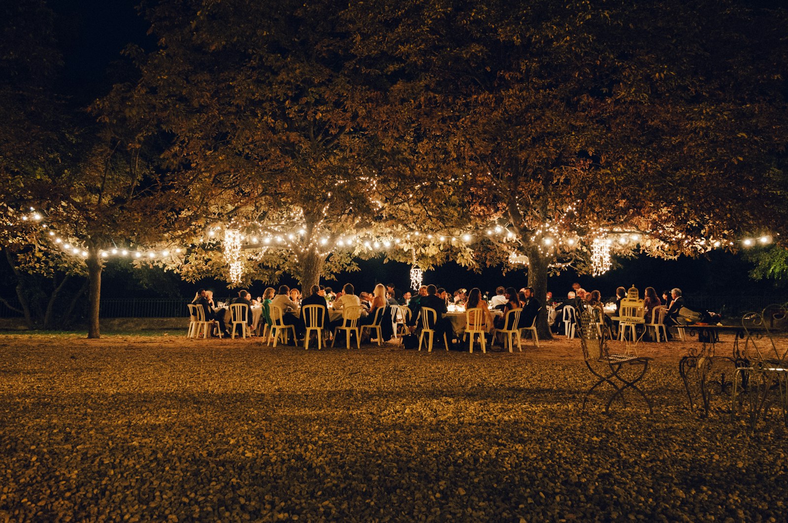 Evento al aire libre con luces
